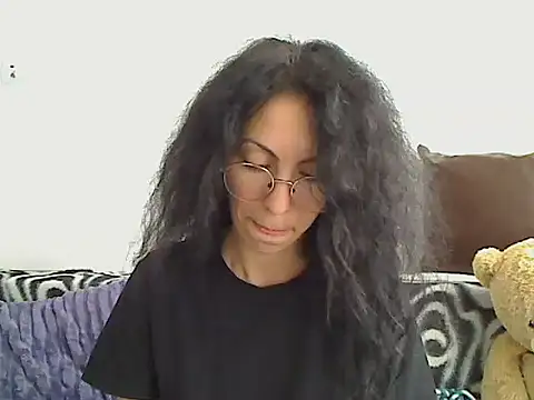 Snapshot of Emmatoo chatting on April 2026 09:18:01 AM Emmatoo online show from April 2026 09:18:01 AM