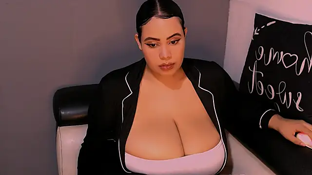 Snapshot of Emmacamille chatting on November 2025 11:18:02 PM Emmacamille online show from November 2025 11:18:02 PM