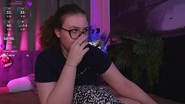 Mia  Peach online show from December 2024 01:13:01 AM