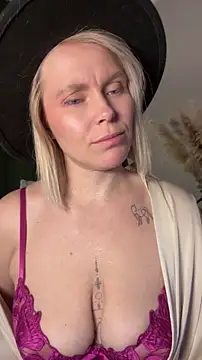 Charming Daphny online show from April 2026 04:40:01 PM