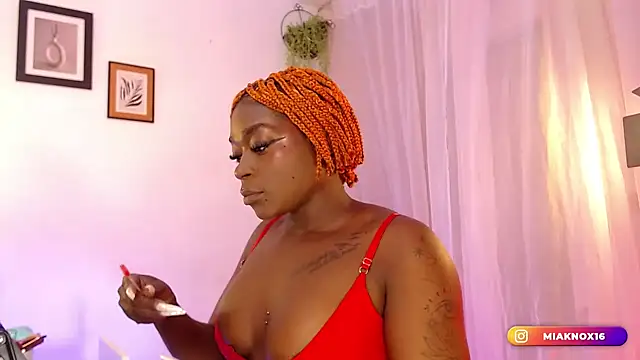 Snapshot of MiaKnox chatting on December 2024 10:37:02 AM MiaKnox online show from December 2024 10:37:02 AM