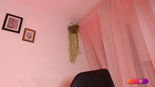 Snapshot of MiaKnox chatting on December 2024 10:59:02 PM MiaKnox online show from December 2024 10:59:02 PM