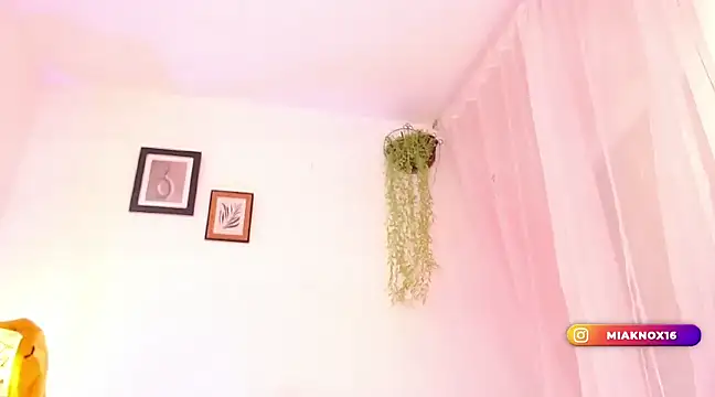 Snapshot of MiaKnox chatting on January 2025 12:07:02 PM MiaKnox online show from January 2025 12:07:02 PM