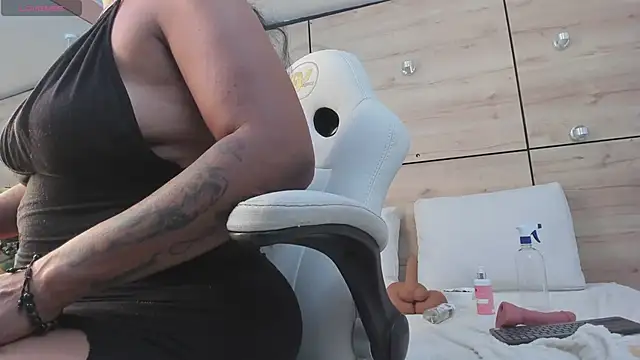 Snapshot of martina_touss chatting on February 2025 02:08:02 AM martina touss online show from February 2025 02:08:02 AM