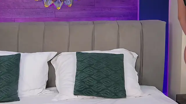 LoraDevine online show from January 2026 08:33:01 PM