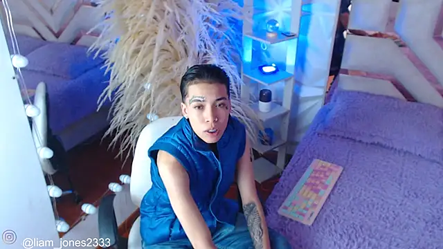 Jonesliam23 online show from October 2025 07:33:02 PM