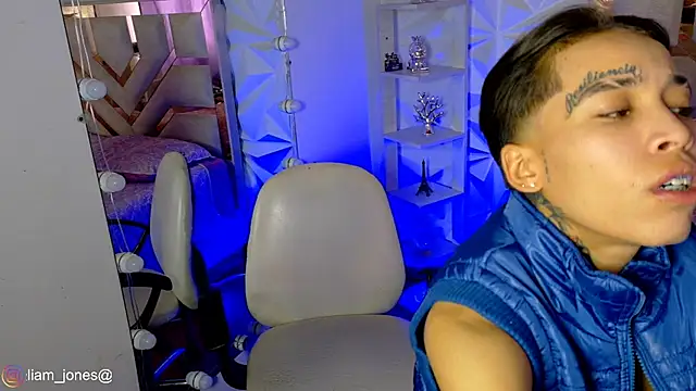 Jonesliam23 online show from May 2026 07:54:02 PM