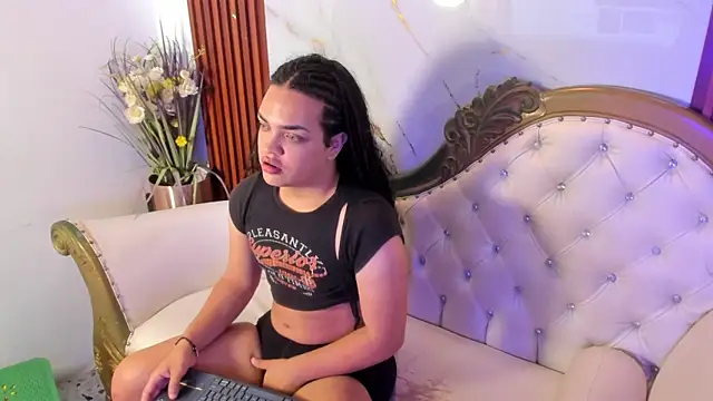 Snapshot of KarineWine chatting on May 2026 05:45:02 AM KarineWine online show from May 2026 05:45:02 AM