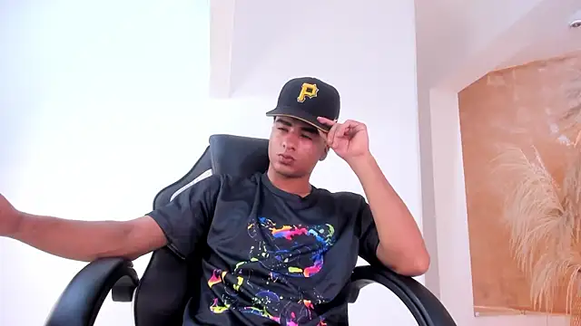 Snapshot of ANGEL_NICOLAS chatting on December 2024 02:49:02 AM ANGEL NICOLAS online show from December 2024 02:49:02 AM