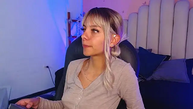 Snapshot of peyton_golden1 chatting on October 2025 03:38:01 AM peyton golden1 online show from October 2025 03:38:01 AM