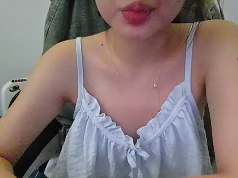 Snapshot of Yin-girl chatting on October 2025 11:36:01 PM Yin-girl online show from October 2025 11:36:01 PM