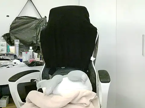 Snapshot of Yin-girl chatting on October 2025 07:48:02 PM Yin-girl online show from October 2025 07:48:02 PM