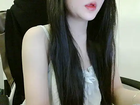 Snapshot of Yin-girl chatting on October 2025 06:19:02 PM Yin-girl online show from October 2025 06:19:02 PM