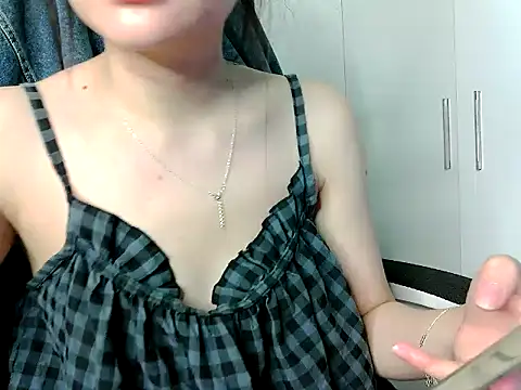 Snapshot of Yin-girl chatting on November 2025 04:17:01 PM Yin-girl online show from November 2025 04:17:01 PM