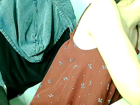 Snapshot of Yin-girl chatting on November 2025 09:26:02 PM Yin-girl online show from November 2025 09:26:02 PM