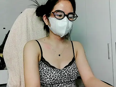 Snapshot of Yin-girl chatting on November 2025 07:52:02 AM Yin-girl online show from November 2025 07:52:02 AM