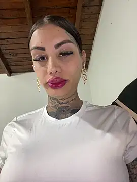 Snapshot of Zaratattoox chatting on June 2026 11:32:01 PM Zaratattoox online show from June 2026 11:32:01 PM