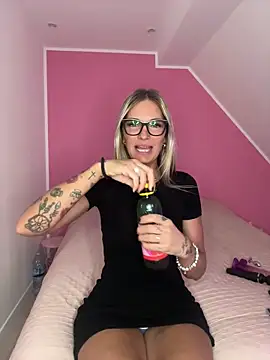 Snapshot of Lydie_off chatting on February 2025 12:01:02 PM Lydie off online show from February 2025 12:01:02 PM