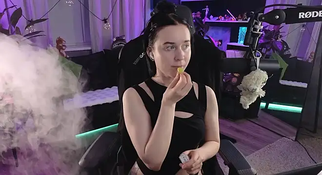 KiraLiLime online show from March 2026 06:44:01 PM