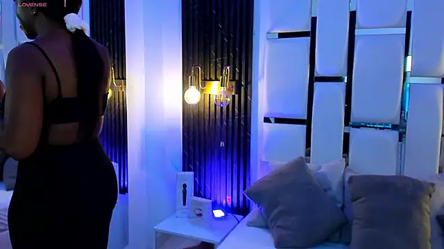 mia schwarz online show from October 2025 10:01:01 PM