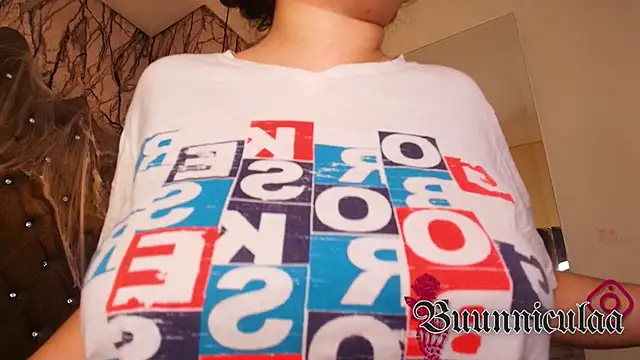 larissa01  online show from October 2025 04:01:02 AM