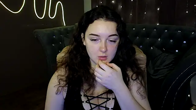 GloriNichols online show from December 2024 06:01:01 AM