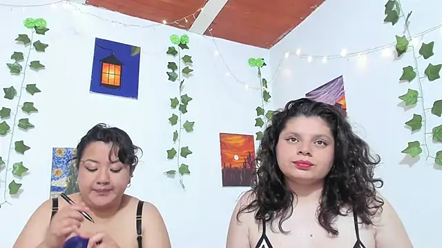 Snapshot of Karol_IsabelCouple chatting on December 2024 01:39:02 AM Karol IsabelCouple online show from December 2024 01:39:02 AM