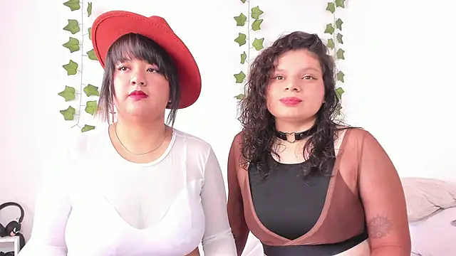 Snapshot of Karol_IsabelCouple chatting on February 2025 04:36:02 PM Karol IsabelCouple online show from February 2025 04:36:02 PM