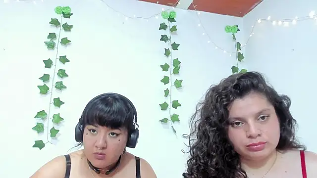 Snapshot of Karol_IsabelCouple chatting on March 2025 03:52:02 AM Karol IsabelCouple online show from March 2025 03:52:02 AM