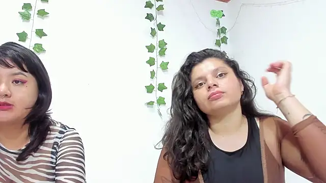 Snapshot of Karol_IsabelCouple chatting on March 2025 01:43:02 AM Karol IsabelCouple online show from March 2025 01:43:02 AM