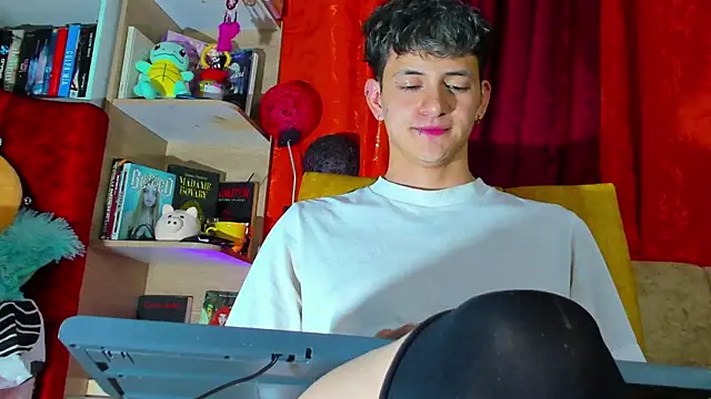 Snapshot of GabyThoms chatting on March 2025 04:45:01 AM GabyThoms online show from March 2025 04:45:01 AM