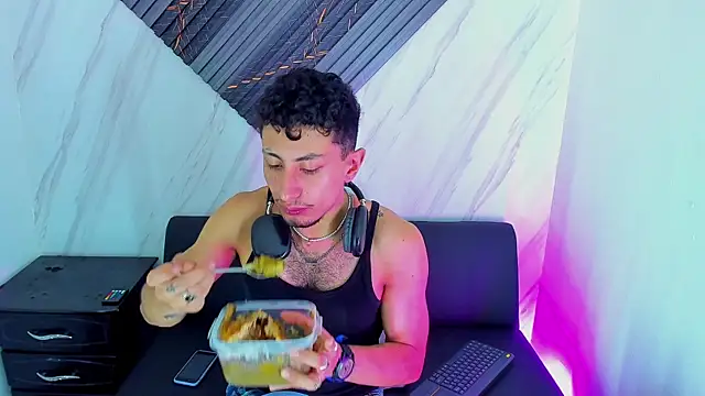 Piggy Eddy online show from November 2025 08:11:01 PM