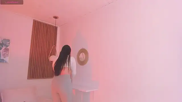 Snapshot of TiffanyWright chatting on January 2026 01:04:01 PM TiffanyWright online show from January 2026 01:04:01 PM