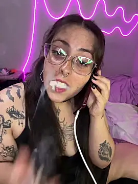 Snapshot of Mizztikaa chatting on December 2024 03:02:02 AM Mizztikaa online show from December 2024 03:02:02 AM