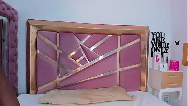 Britanymooree online show from April 2026 08:57:01 PM