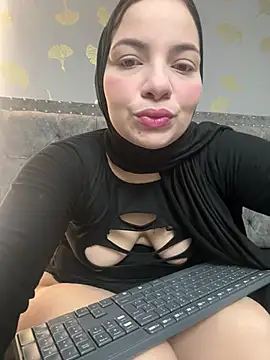 Layla kaderr online show from May 2026 11:23:01 PM