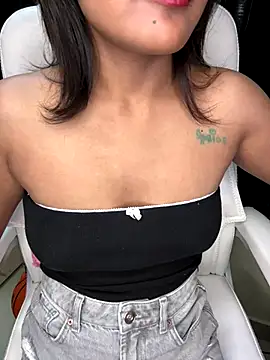 Snapshot of LeisyXO chatting on December 2024 12:57:02 AM LeisyXO online show from December 2024 12:57:02 AM