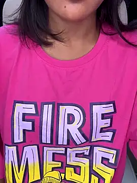 Snapshot of LeisyXO chatting on December 2024 08:00:01 AM LeisyXO online show from December 2024 08:00:01 AM