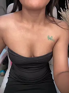 Snapshot of LeisyXO chatting on January 2025 01:05:02 AM LeisyXO online show from January 2025 01:05:02 AM