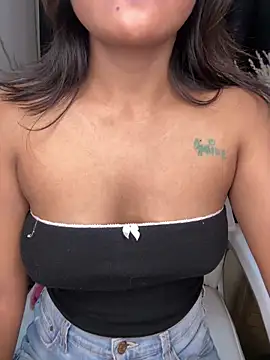 Snapshot of LeisyXO chatting on January 2025 01:18:02 AM LeisyXO online show from January 2025 01:18:02 AM