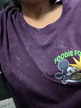 Snapshot of LeisyXO chatting on January 2025 12:06:01 AM LeisyXO online show from January 2025 12:06:01 AM