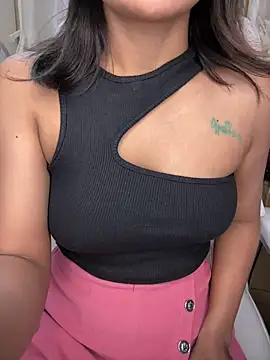 Snapshot of LeisyXO chatting on January 2025 09:43:01 PM LeisyXO online show from January 2025 09:43:01 PM