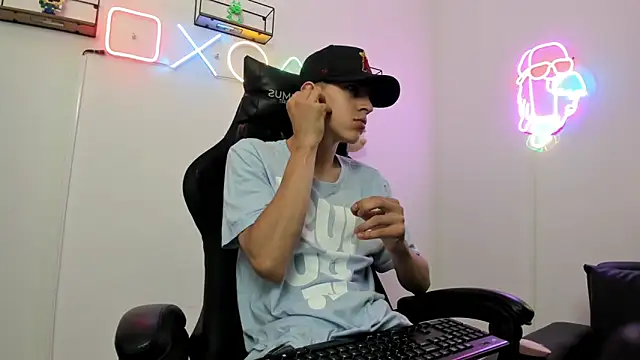 Snapshot of Dei_v_48 chatting on December 2024 07:46:02 PM Dei v 48 online show from December 2024 07:46:02 PM