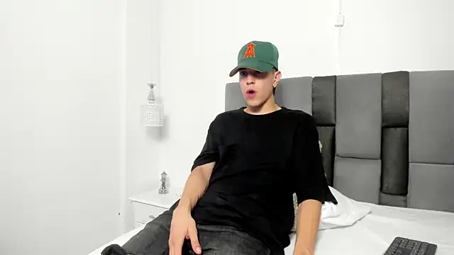 Snapshot of Dei_v_48 chatting on February 2025 05:19:02 AM Dei v 48 online show from February 2025 05:19:02 AM