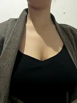 Snapshot of farah-36 chatting on December 2025 09:43:02 PM farah-36 online show from December 2025 09:43:02 PM