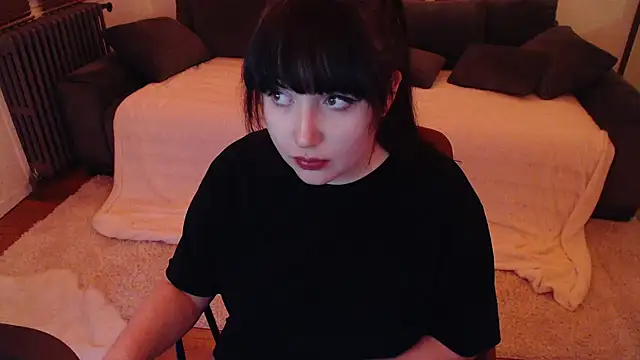 Snapshot of Lynylou chatting on December 2024 01:40:01 AM Lynylou online show from December 2024 01:40:01 AM