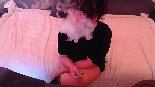 Snapshot of Lynylou chatting on December 2024 01:02:01 PM Lynylou online show from December 2024 01:02:01 PM