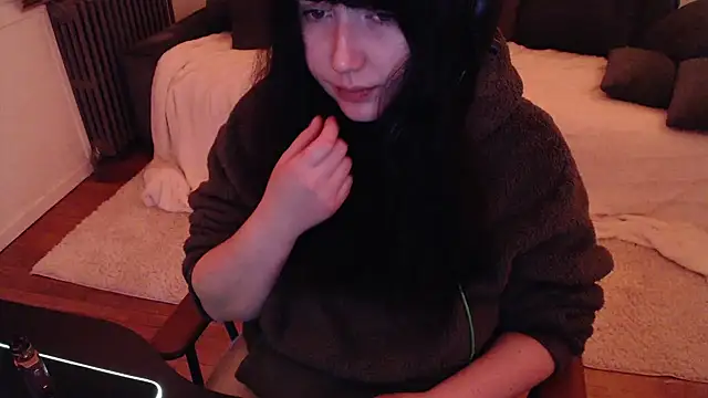 Snapshot of Lynylou chatting on December 2024 09:11:02 PM Lynylou online show from December 2024 09:11:02 PM