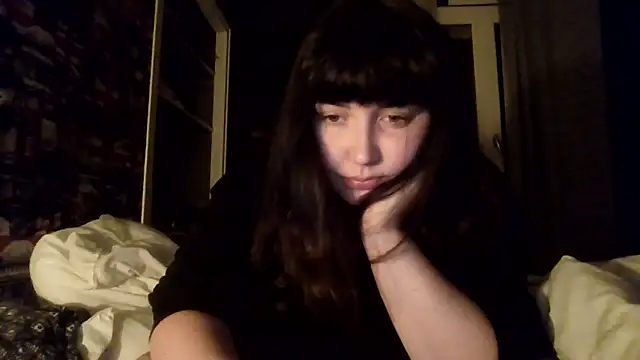 Snapshot of Lynylou chatting on September 2025 07:35:01 PM Lynylou online show from September 2025 07:35:01 PM