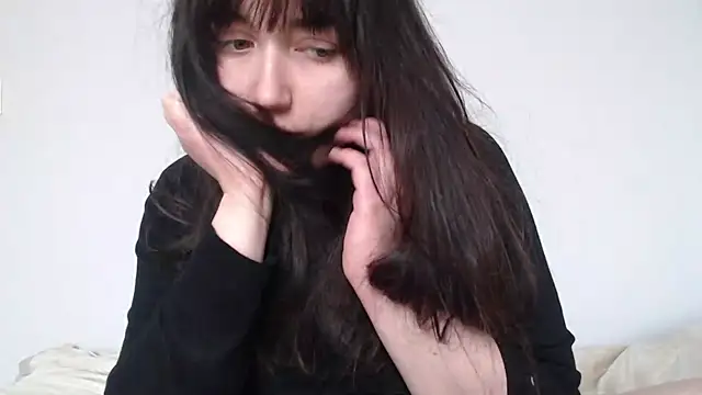 Lynylou online show from April 2026 12:39:01 PM